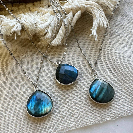 COLLIER JUSTINE LABRADORIET ZILVERKLEURIG