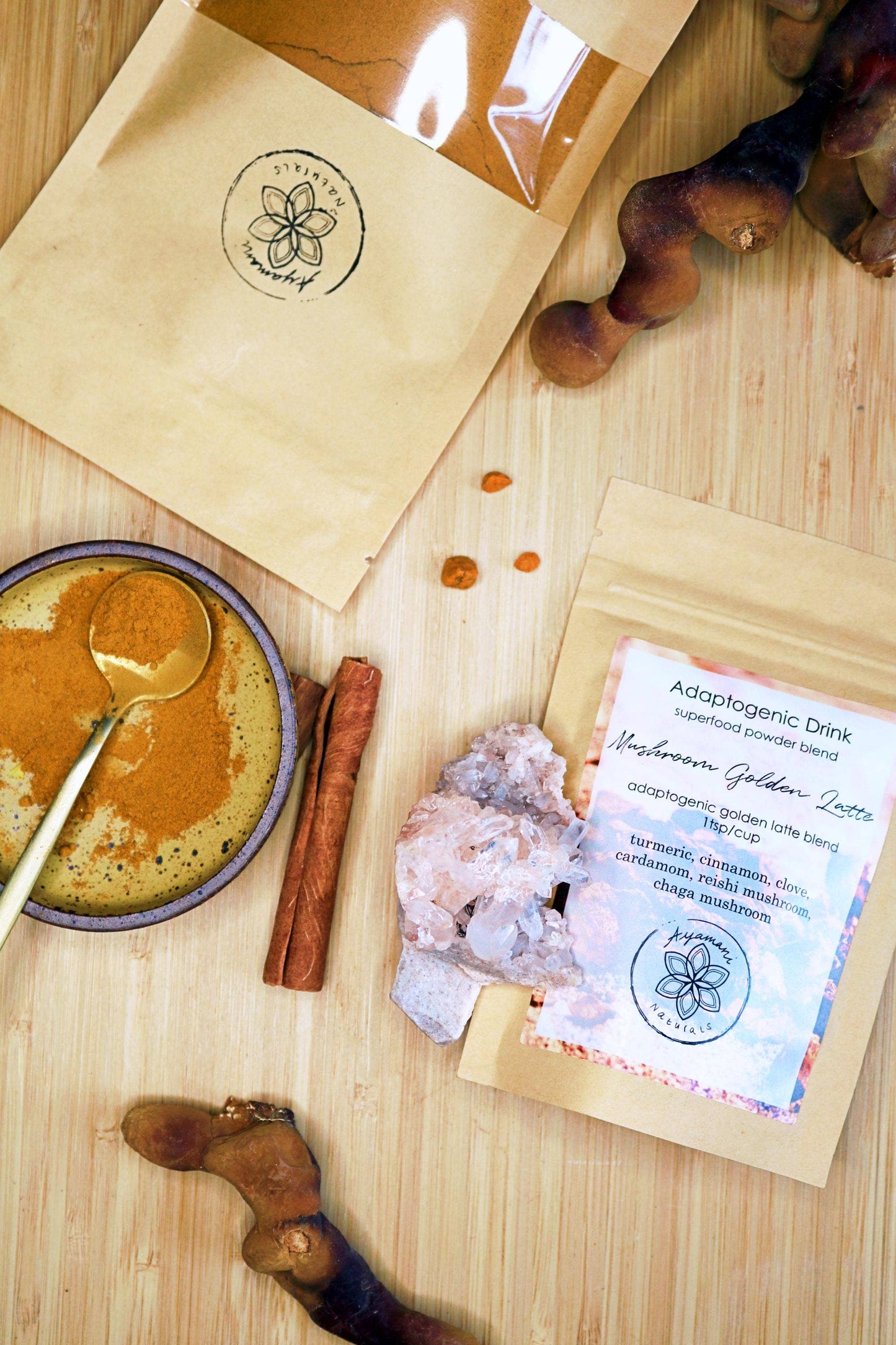Goldener Latte mit Pilzen, Reishi und Chaga, adaptogene vegane Goldene Milch