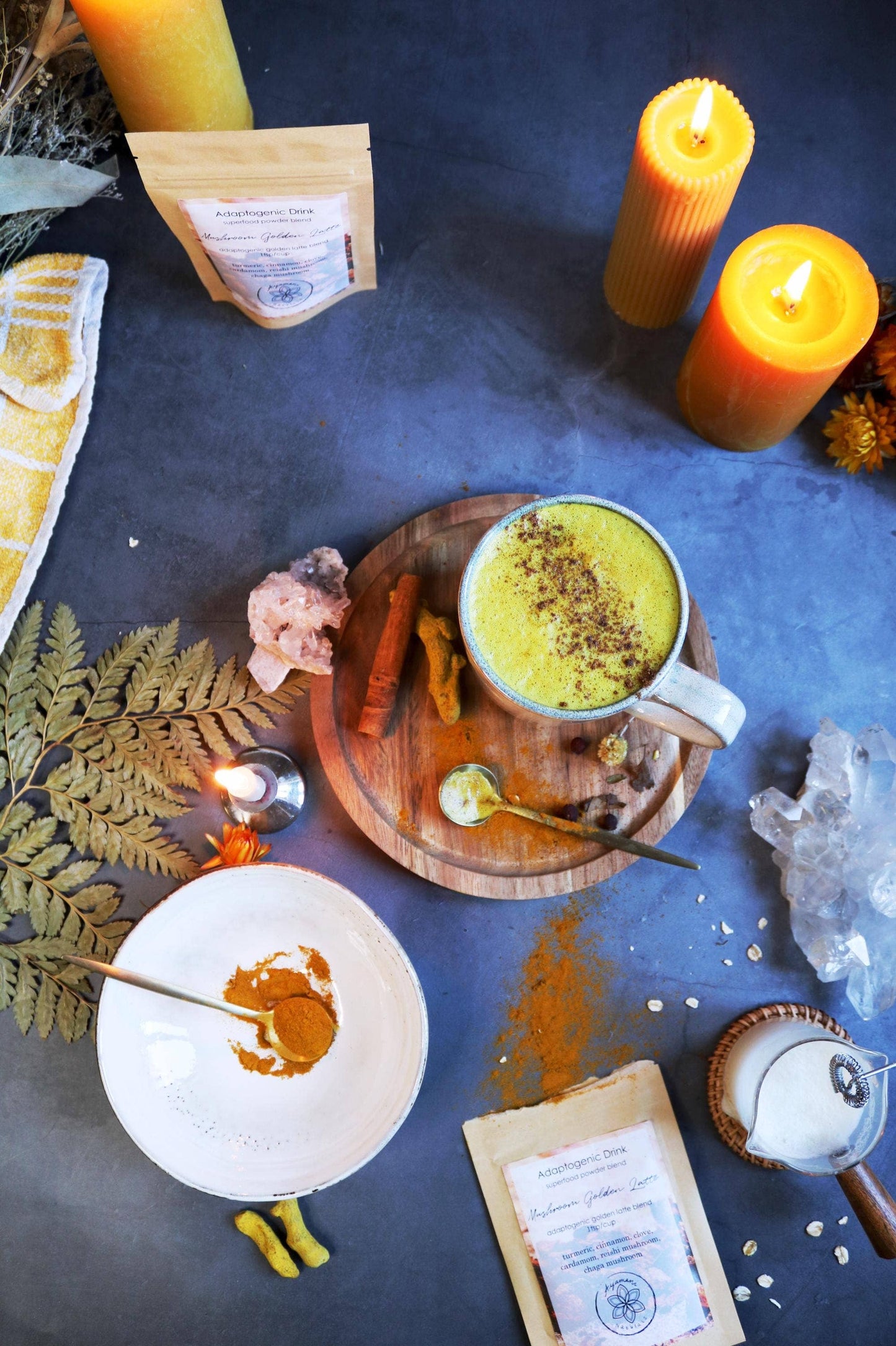 Goldener Latte mit Pilzen, Reishi und Chaga, adaptogene vegane Goldene Milch