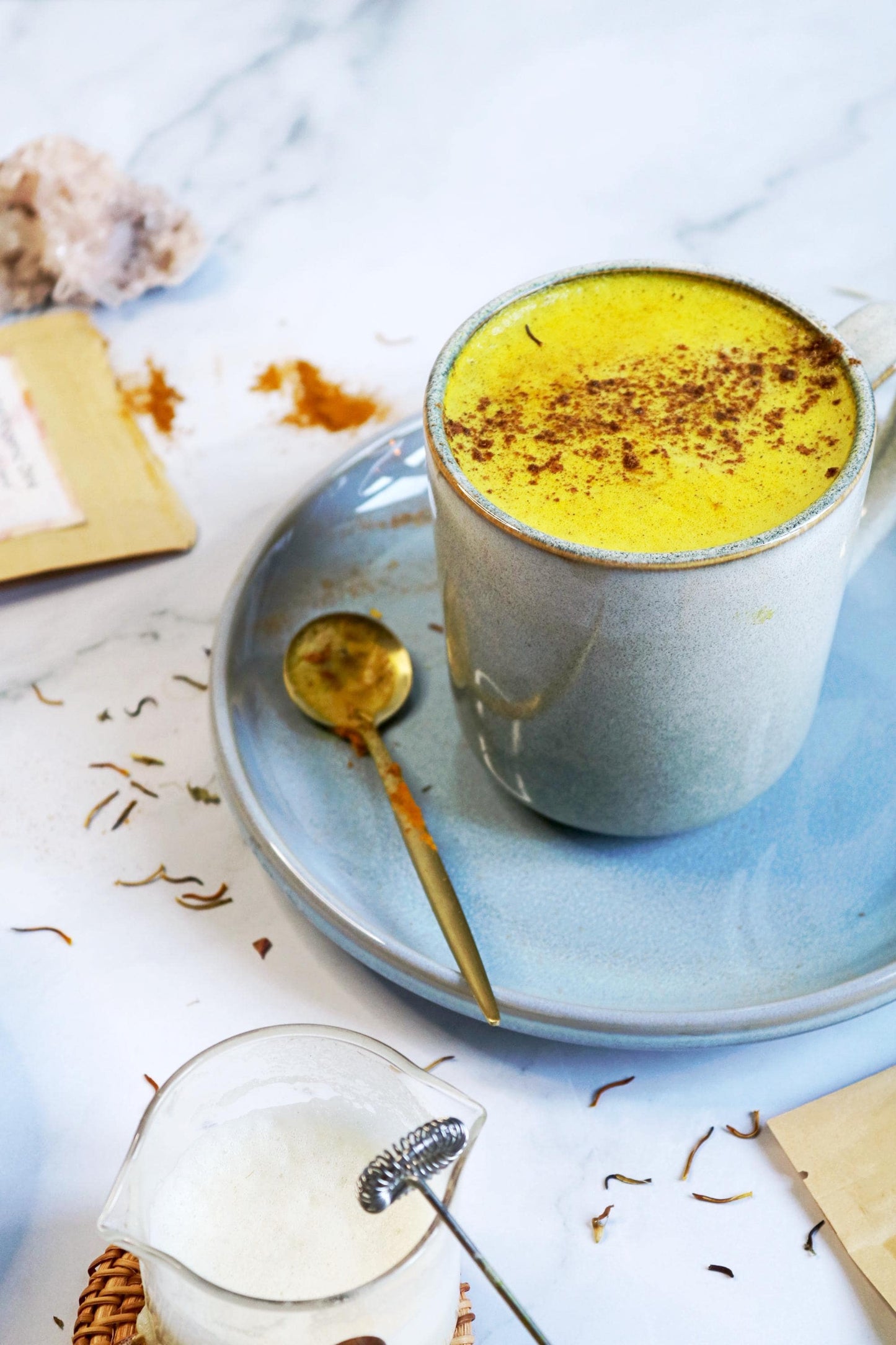 Goldener Latte mit Pilzen, Reishi und Chaga, adaptogene vegane Goldene Milch
