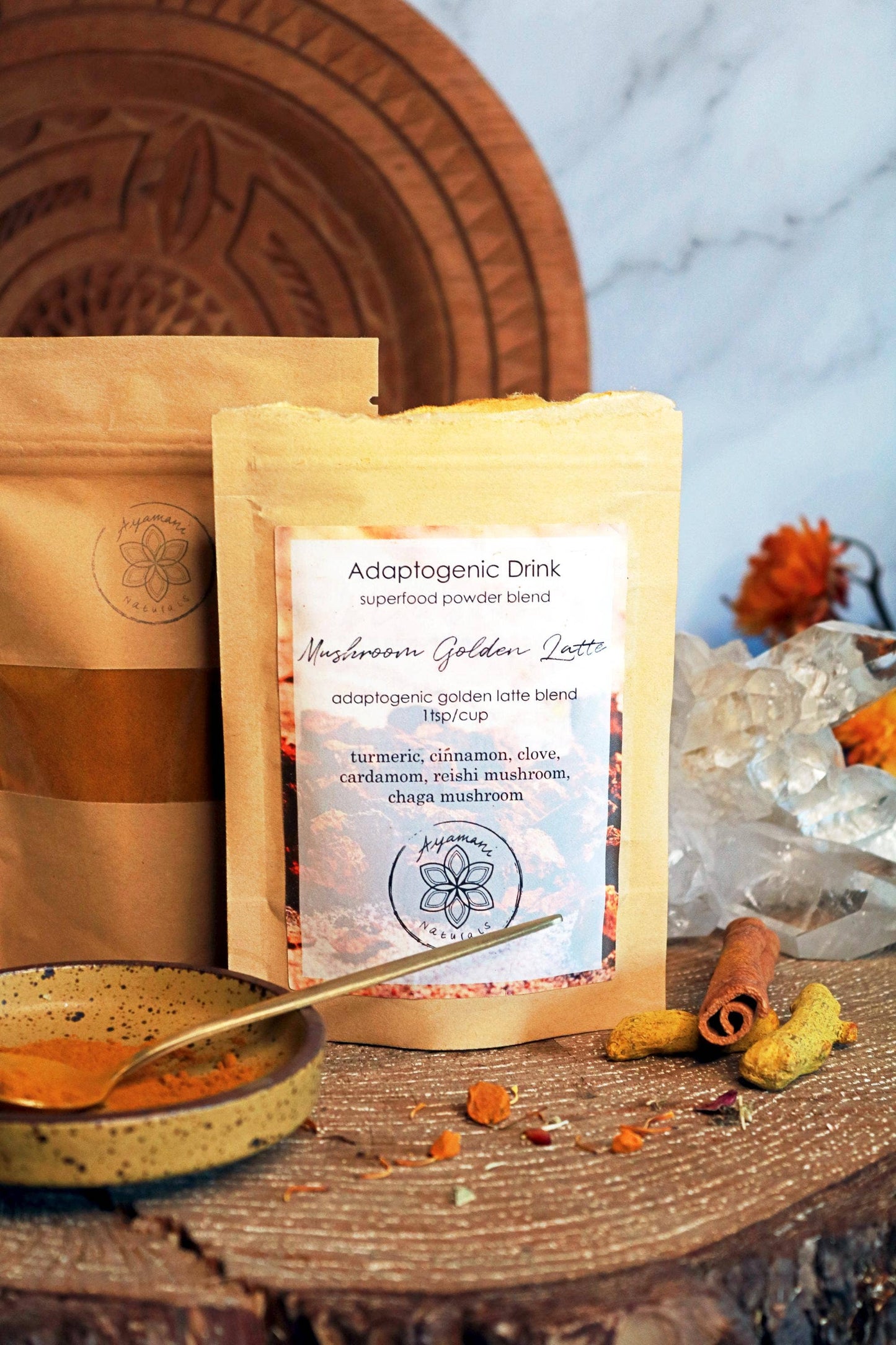 Goldener Latte mit Pilzen, Reishi und Chaga, adaptogene vegane Goldene Milch
