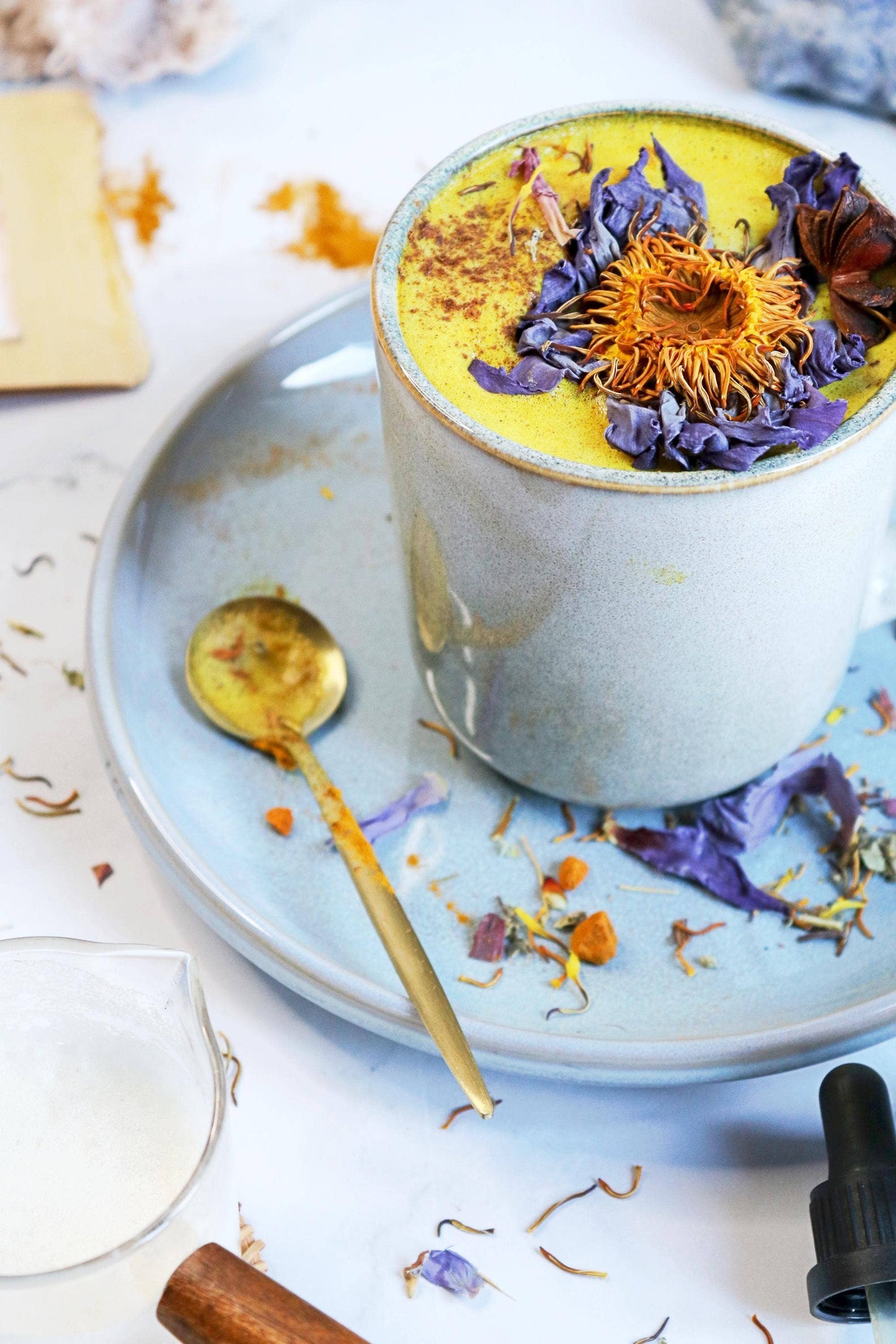Goldener Latte mit Pilzen, Reishi und Chaga, adaptogene vegane Goldene Milch