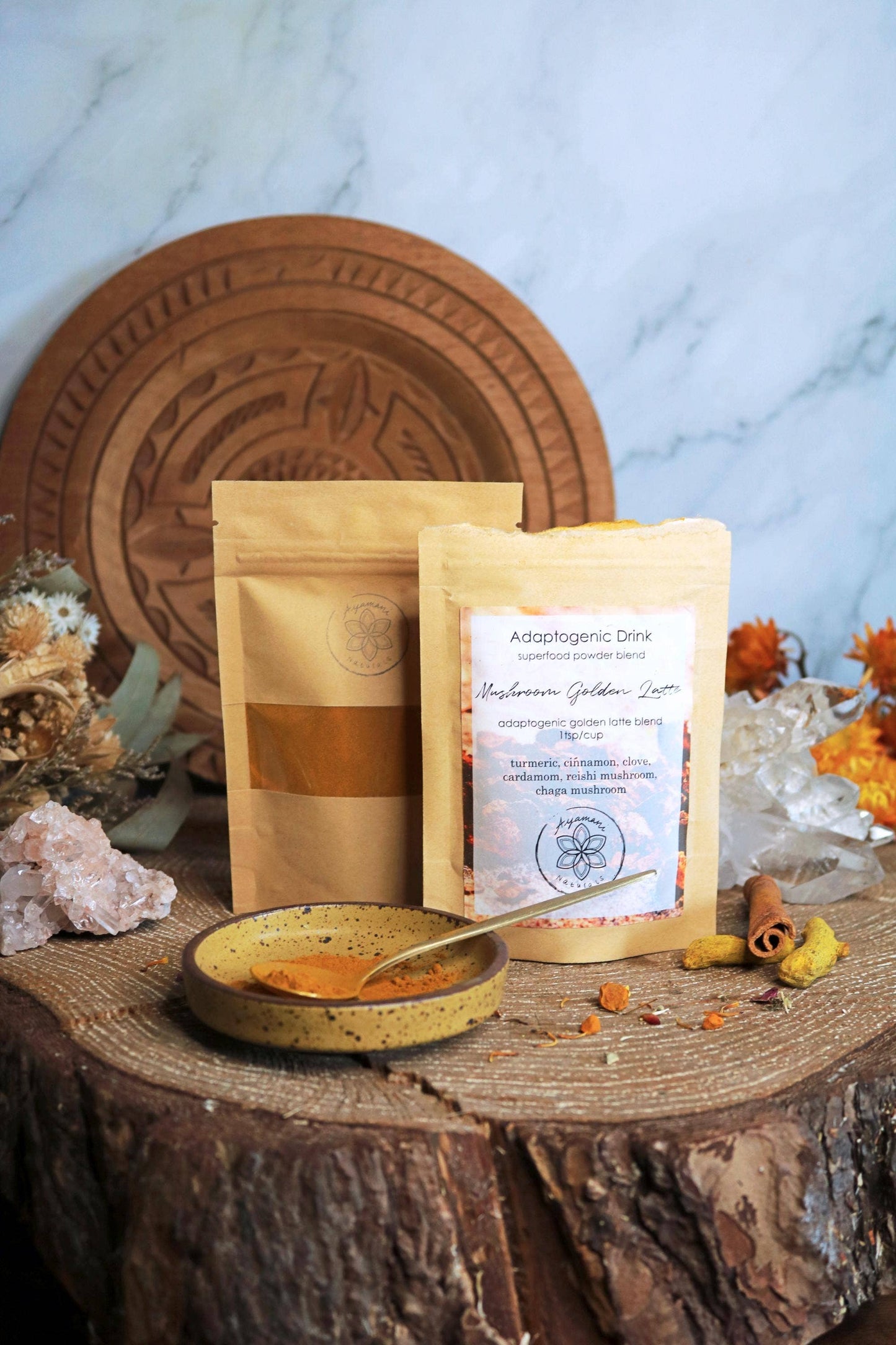 Goldener Latte mit Pilzen, Reishi und Chaga, adaptogene vegane Goldene Milch