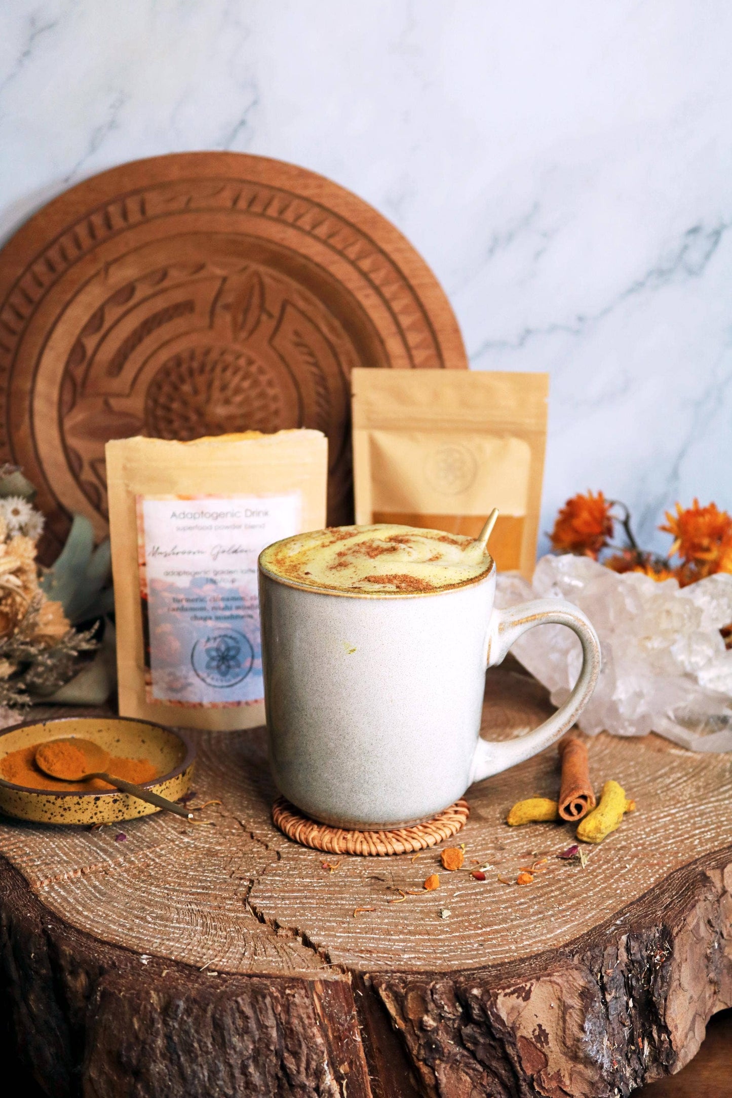 Goldener Latte mit Pilzen, Reishi und Chaga, adaptogene vegane Goldene Milch