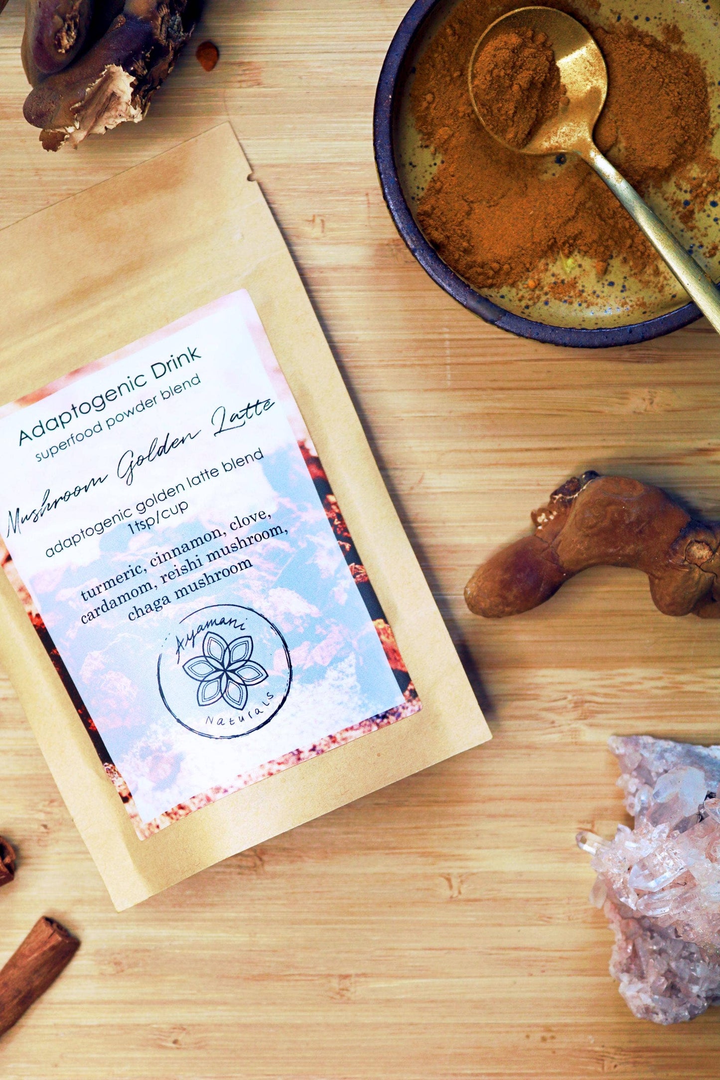 Goldener Latte mit Pilzen, Reishi und Chaga, adaptogene vegane Goldene Milch